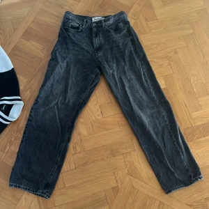 Svarta jeans - Från pull & bear Sitter relaxad Bra skick!