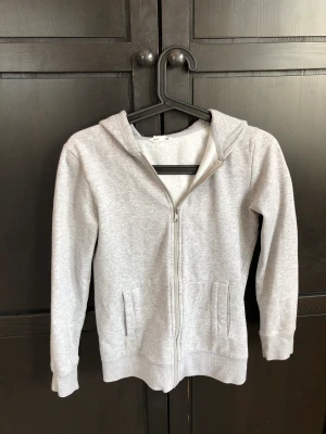 Zip-up hoodie  - En grå zip-up hoodie från h&m som tyvärr är för liten🤍