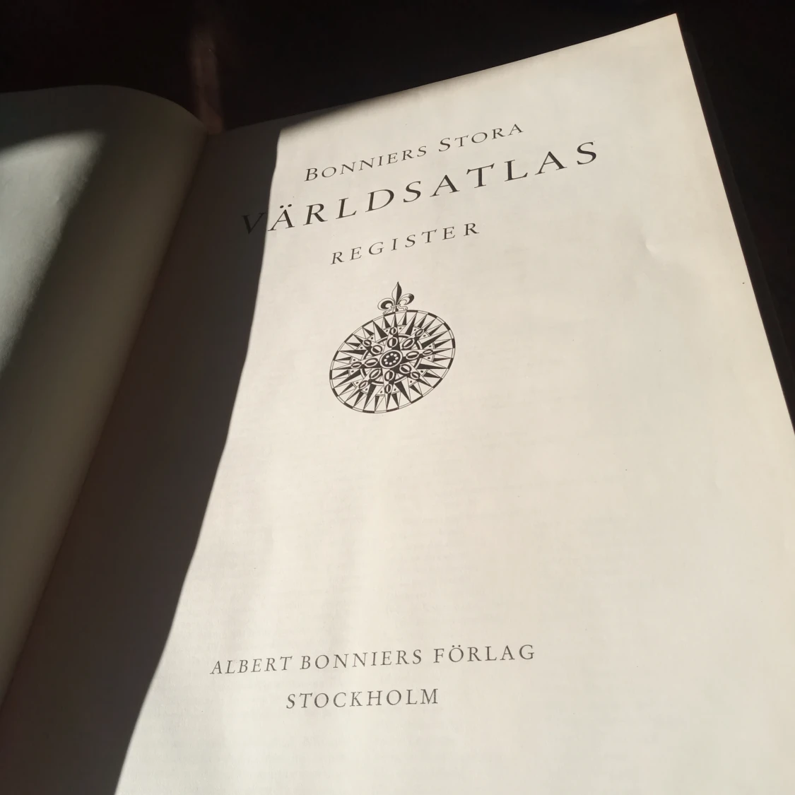 Antik , Register till Bonniers stora Världsatlas , årgång 1951. 50 cm stor bok. - 91