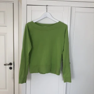 grön tröja - gullig grön tröja med fin båturringning. står strl L men tycker den känns mer som M. köpt 2nd hand. 