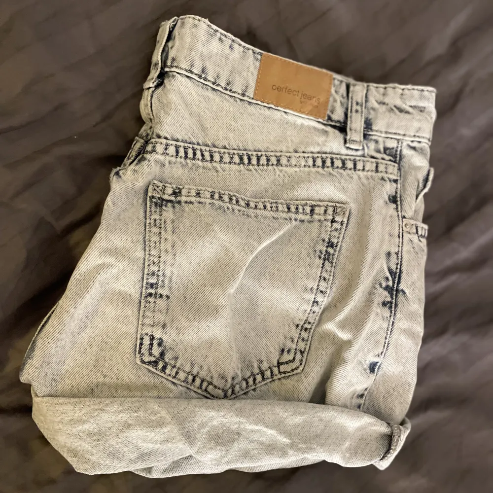 Ljusblåa jeansshorts från Gina💎 Storlek 38 så är för stora för mig som vanligtvis har 34/36 100kr exklusive frakt🤍. Shorts.