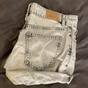 Ljusblåa jeansshorts från Gina💎 Storlek 38 så är för stora för mig som vanligtvis har 34/36 100kr exklusive frakt🤍