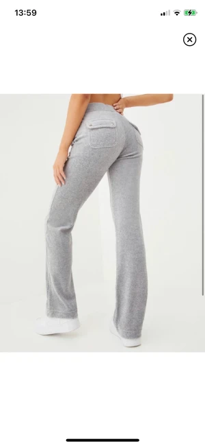  Juicy couture byxor -  (Lånade bilder) Säljer mina juicy byxor på grund av att dom är för stora för mig och därför inte kommer till användning .💗dom har bara änvänds 2 gånger och är i väldigt bra skick.🫶🏼