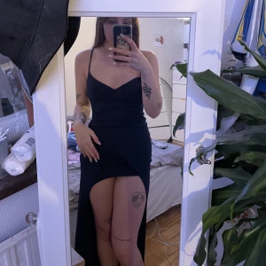 Lång klänning  - Är 165cm ish för referens  Brukar ha storlek xs-s 34/36