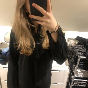 Blus - Jätte söt blus från indiska i storlek M! Passar mig som bor xs jätte bra! Köparen står för frakt och kom privat för mer information💕