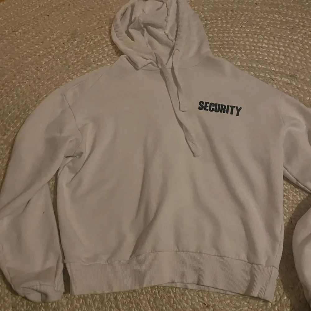 Säljer min security hoddie i storlek s. Den är inte sliten . Hoodies.