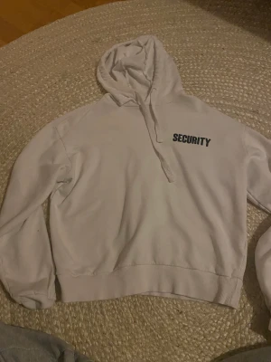 Naked hoodie - Säljer min security hoddie i storlek s. Den är inte sliten 