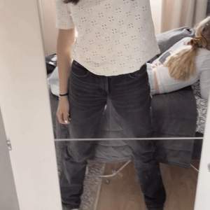 Dem populära Mid waist zara jeansen!❤️ Dom är nästan helt nya!!