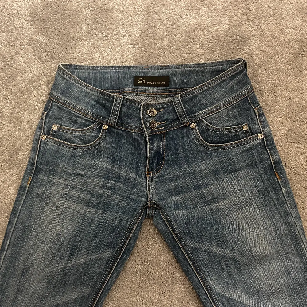 Säljer mina älskade jeans som jag tyvärr har växt ur💕små i storleken så skulle säga att den passar 32-34💕OBS: lösa knappar men går att skruva till. Jeans & Byxor.