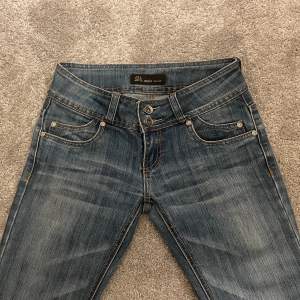 Säljer mina älskade jeans som jag tyvärr har växt ur💕små i storleken så skulle säga att den passar 32-34💕OBS: lösa knappar men går att skruva till