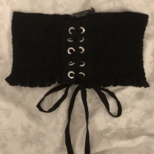 Tyg Korsett  - Jättesöt tygkorsett köpt second hand, har aldrig använt själv. Bra kvalitet, stretchiga tyg och jätte fin att stylea med!! 