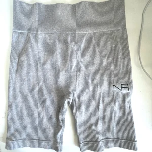 Träningtights - Ribbed träningstights. Använda 1-2 ggr. Sitter väldigt bra på. 