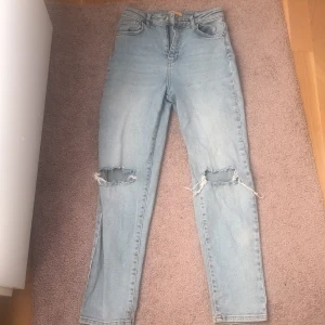 Jeans  - Jeans i storlek 152. Två små fläckar som kanske går bort i tvätten. 