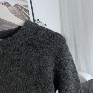 Stickad tröja - Säljer denna super mysiga stickade tröjan ifrån H&M. Knappt använd och är i strl S. Säljer då den inte kommer till användning ❤️‍🔥 skriv vid intresse, säljer för 150 kr <3