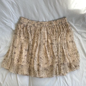 Kjol  - Kjol i jättefint material och mönster. Märket är Sfera Joven S.A. men köpt second hand. Ser inte var storleken är men uppskattar till M och den är stretchig. Köps via Swish (frakt 54 kr) eller köp nu 💋