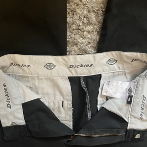 Dickies byxor - Köpt secondhand så de ser använda ut. Även några fläckar vid nedre delen av benen.  W26