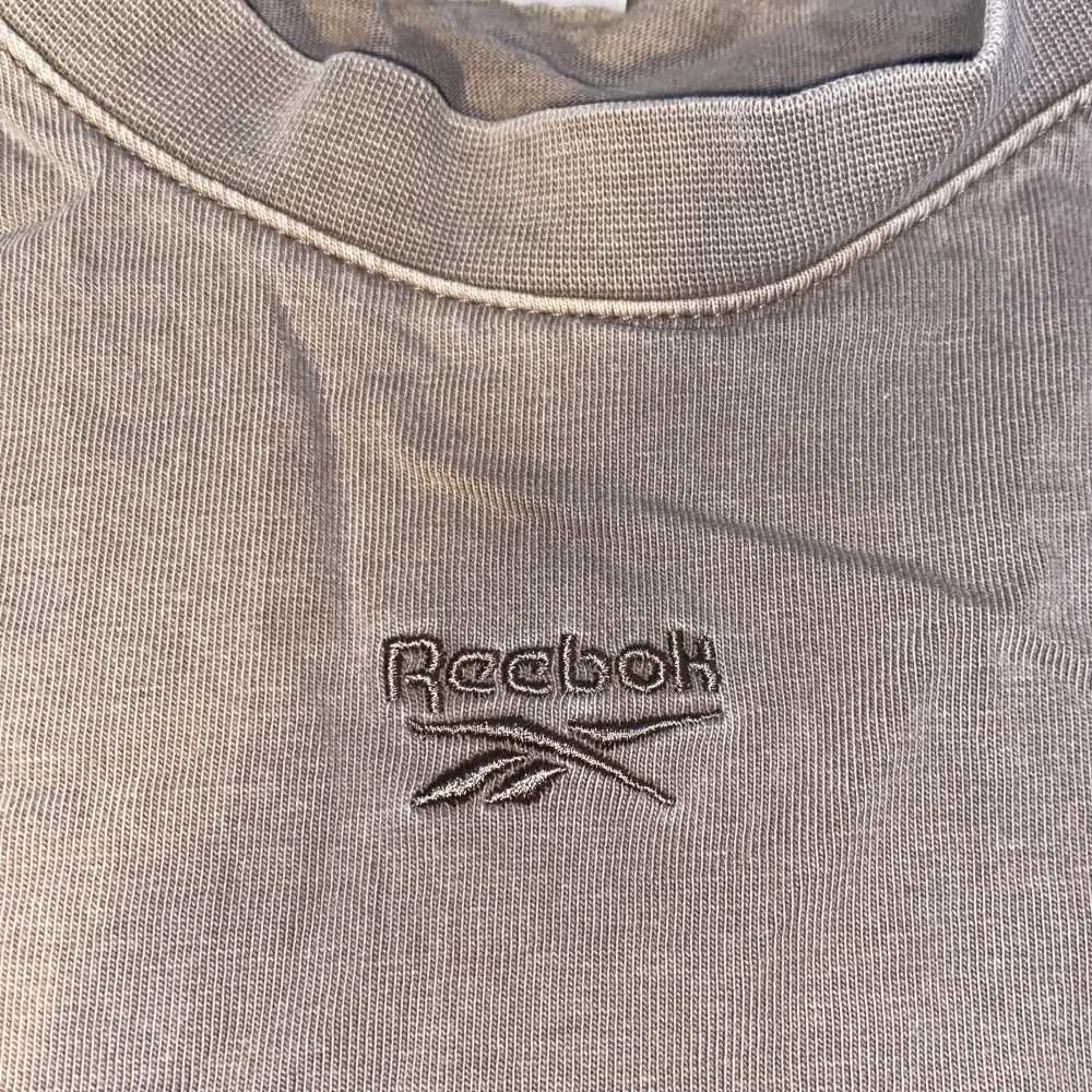  en grön t-shirt från Reebok men ett bra material som nästan aldrig är använd. 💖. T-shirts.
