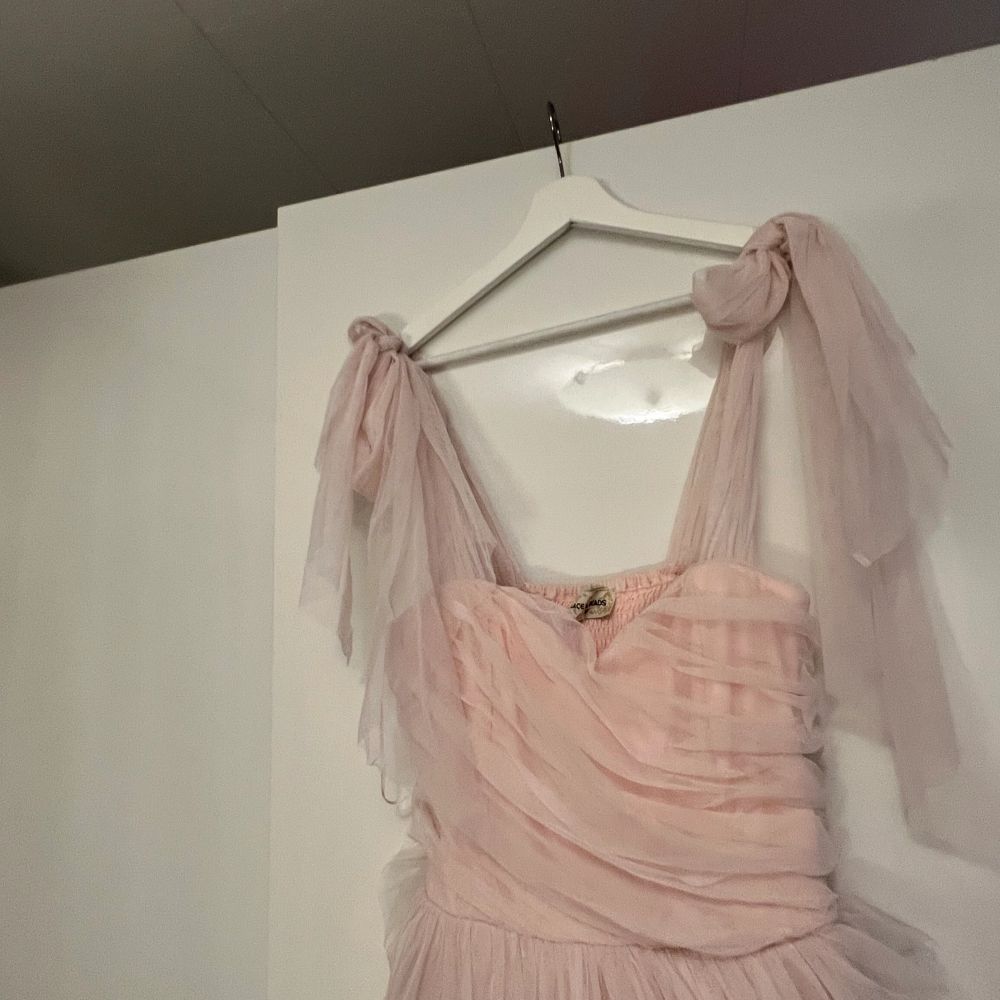 Jättefin ljusrosa balklänning från asos, som är slutsåld på hemsidan.💓Storlek 38. Alla lappar är kvar och den är endast testad.   Inte säker om jag vill sälja ännu, men kan tänka mig att sälja den ifrån 1600kr.💖. Klänningar.