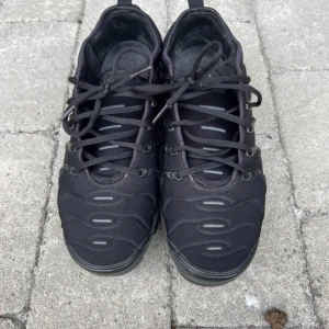 Nike vapormax  - Svarta Nike vapormax i storlek 42,5.  Fina i användt skick!