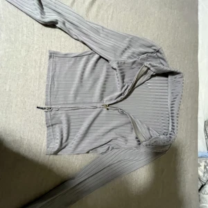 Tröja med dragkedja - Oanvänd grå tröja, med dragkedja som kan öppnar hela vägen uppe och nere.