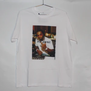 T-shirt Pop Smoke  - Gör dig redo för dessa snygga Pop Smoke T-shirts. Unisexdesignen gör den lämplig för både tjejer och killar och det mjuka bomullsmaterialet ger en bekväm känsla hela dagen.    VIT- St L  GRÅ -St M  RÖD - St L  Svart - St L