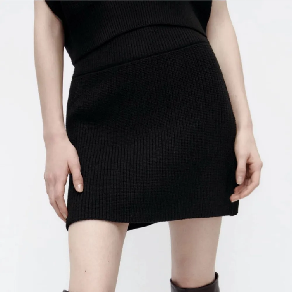 En jättefin slutsåld stickad kjol från zara som tyvärr inte kommer till använd längre. Hör av vid frågor 💕☺️ . Kjolar.