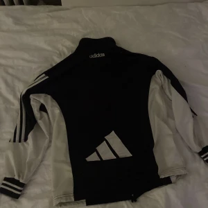 Vintage Adidas tracksuit tröja  - Jag säljer nu min vintage Adidas tracksuit tröja, inget fel på den inga fläckar eller hål! Skicka gärna prisförslag😁