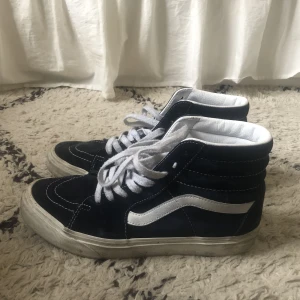 Höga vans  - Säljer mina höga vans i lite mocka aktigt tyg. De är mörkblå se andra bilden för att se hur färgen är. Storlek 41 men skulle snarare säga 40 då dom passar mig och har nästan alltid 40❤️