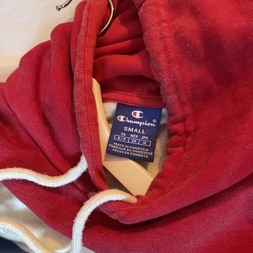 Limited edition champion hoodie köpt på ZALANDO för något år sedan. Otroligt fint skick, säljer för att jag inte fått någon användning. Hoodies.