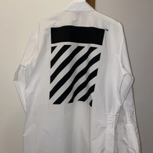Off-White skjort klänning - Säljer denna supersnygga vita skjortklänningen från Off-White. Den köptes förra våren ca €740 i Paris i deras butik. Klänningen är utan brister & skärp medföljer. På insidan finns en barkod som man kan kontrollera produktens ”Authenticity”. 