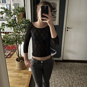 Svart spetströja - Super fin svart spets tröja från wolford. Strechigt material och bra skick. Kostar 100kr+frakt (15kr, inte spårbart). Skriv till mig om ni har ytterligare frågor eller vill ha fler bilder!💓