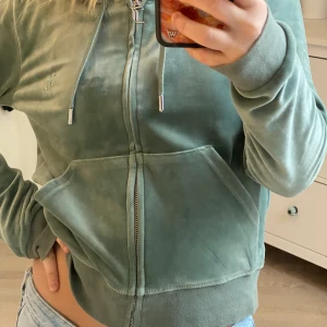 Grön Juicy Couture tröja - Jättefin Juicy Couture tröja i färgen chinois green. Tröjan är i nyskick och nästan aldrig använd. Storlek M men passar även mig som har S. Säljer för 700kr men pris kan diskuteras. Hör av er vid frågor!💓💓