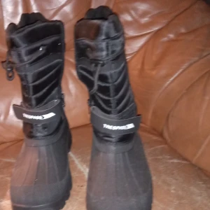 Vinterstövlar Trespass storlek 43/44. Svarta - Helt nya och oanvända svarta vinterstövlar Trespass storlek 43 /44.hämtas i Skene alt skickas o köpare betalar frakten o Swishbetalning tillämpas alt kontant betalning .