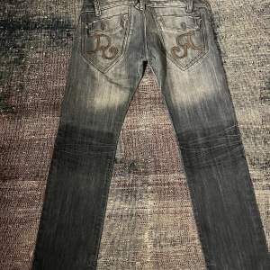 Ett par Ritchie jeans i Size 40. Färg blå!