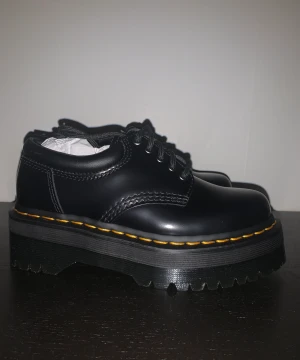 Dr Martens plattform skor - Helt nya dr martens skor i storlek EU 36. Aldrig använda. Råkade köpa två så säljer 1 par.  Orginalpris 2200kr   Går att hämtas eller mötas upp i Uppsala.