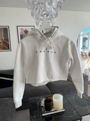 Lounge hoodie - croppad, finns tillhörande byxor också 