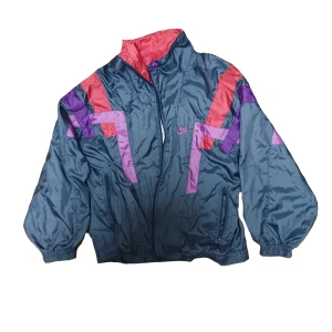 Vintage nike jacka - Vintage nike jacka i storlek M💋 har en oversized effekt och är endast använd ett fåtal gånger♡