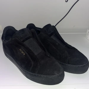 Axel Arigato skor säljes - Axel Arigato skor säljes. Inte ens använda 10 gånger, otroligt fint skick på skorna. Ser ut som nya.