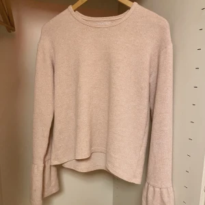 Långärmad tröja - En ljusrosa långärmad tröja med lite detaljer nertill händerna. Använd ett fåtal gånger. 