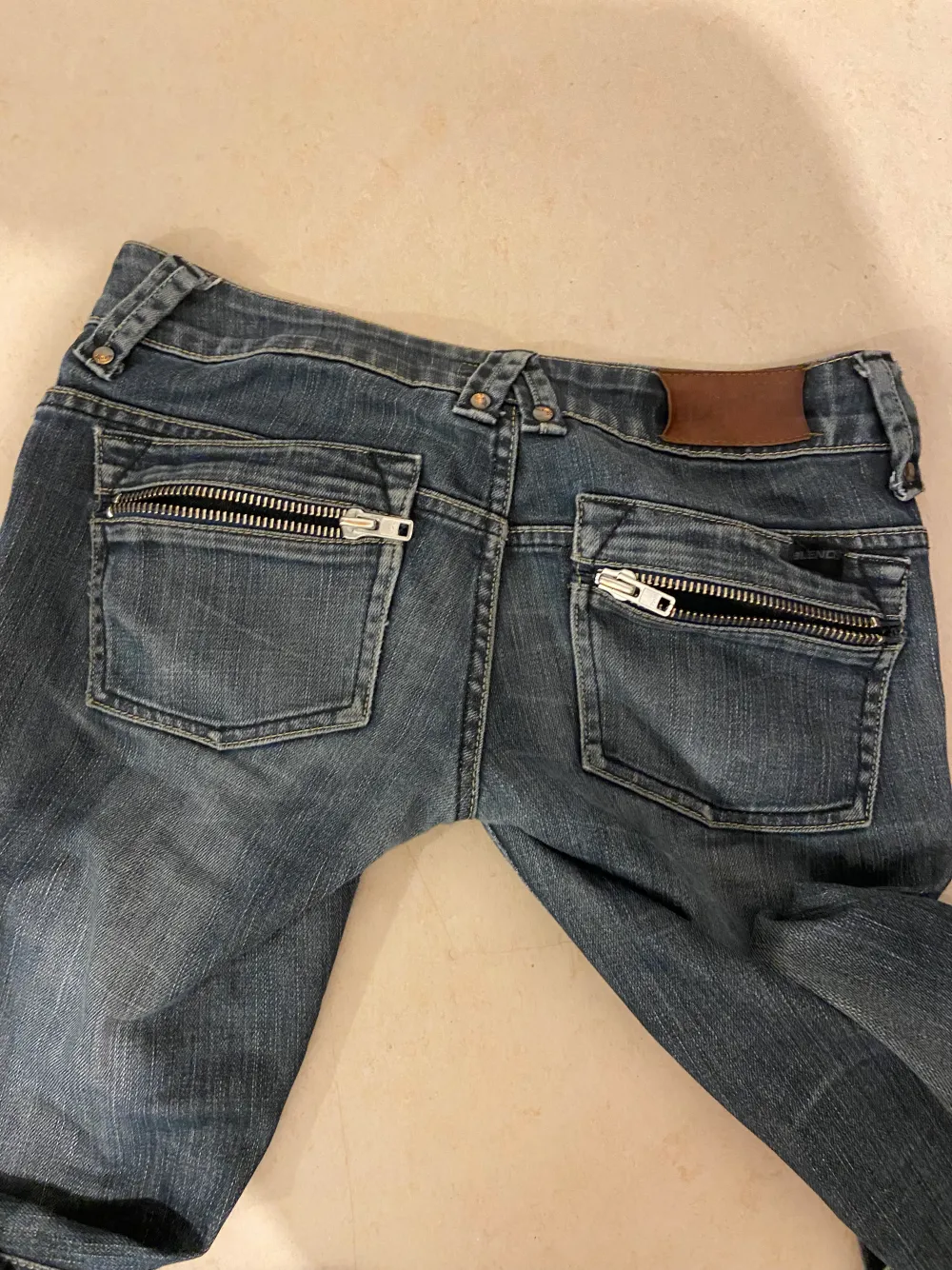 Lågmidjade jeans som har använts ett par gånger, jättesnygga detaljer på fickorna. Jeans & Byxor.