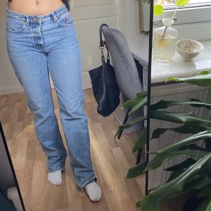 Low waist jeans  - Low/mid rise jeans från zara i storlek 38. Jag är 170 cm lång. 💕