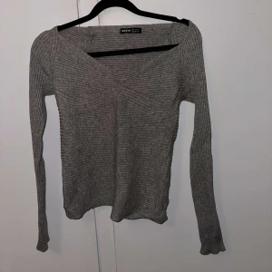 Tröja  - Grå tröja änvänt fler gånger- kontakta för mer information 