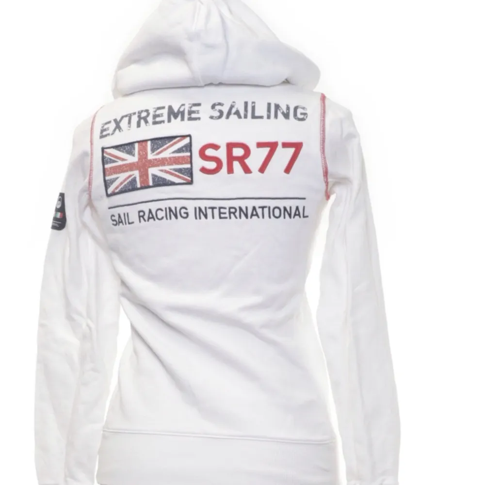 Säljer en ganska ovanlig modell av sail racing hoodie. Den är väldigt fin dock, den är i storlek xs🫶🏼. Tröjor & Koftor.