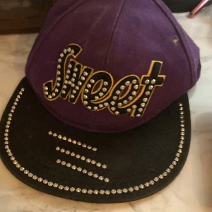 Lila keps med tryck  - Lila keps med tryck (sweet) Y2K 