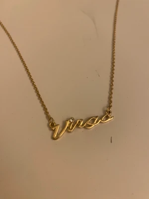 Monki halsband - Jag säljer detta halsband från monki i guld. Jag är osäker på nypris men köpt för ungefär 200kr och pris kan diskuteras. Halsbandet säljs inte längre och köpt förra sommaren. Kontakta gärna om du är intresserad😻