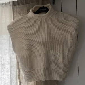Zara - Ascool stickad topp från zara med ”axelvaddar”. Går även att ha som väst. Krämvit, passar XS-M