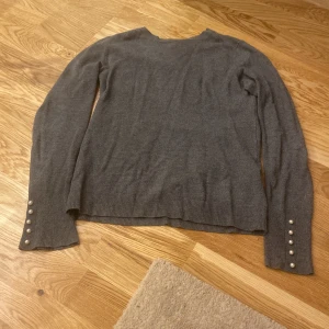 Vanlig  - Den ser stor ut men den är inte de.Den är vanlig grå sen lite Pälor på den på armen inget mer annars är den fin.❤️