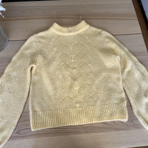 Gul stickad tröja - Gul stickad tröja från ginatricot, Ganni inspirerad. Strl 36💛