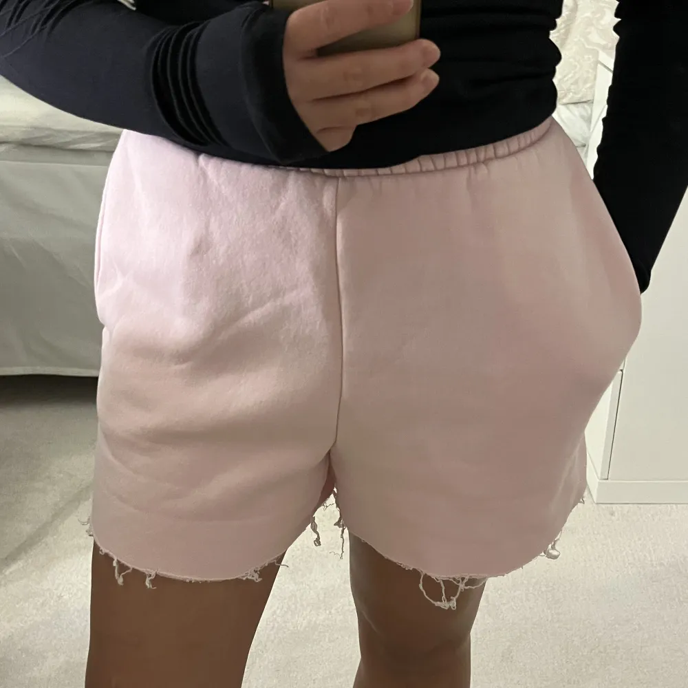Säljer dessa fina rosa mjukis shortsen från bikbok💕 färgen är dock inte rättvis på bilden, de är lite mer rosa o verkligheten . Shorts.