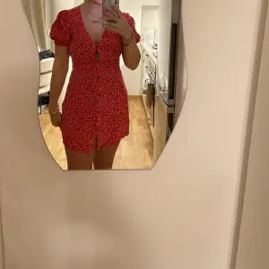 Säljer denna underbara röda klänning perfekt till sommaren, för den har nu blivit för liten generellt men mest vi brösten… har den i min profil bild med. Från Hm Nypris 399kr:- 